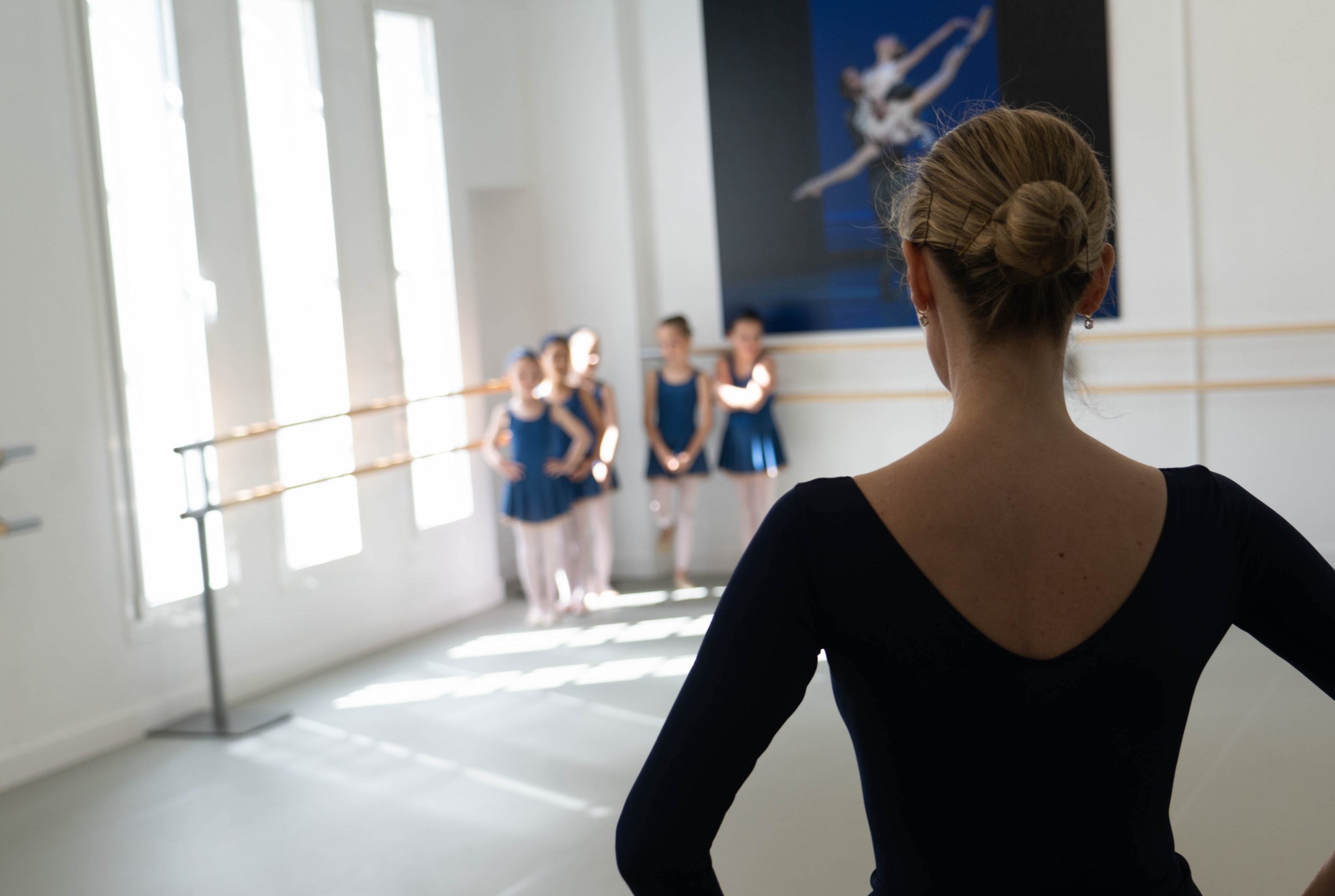 Profesora de ballet disciplinada con alumnas niñas enseñando a bailar Ballet The New Classic Academia de Ballet de Alto Rendimiento en La Moraleja Alcobendas