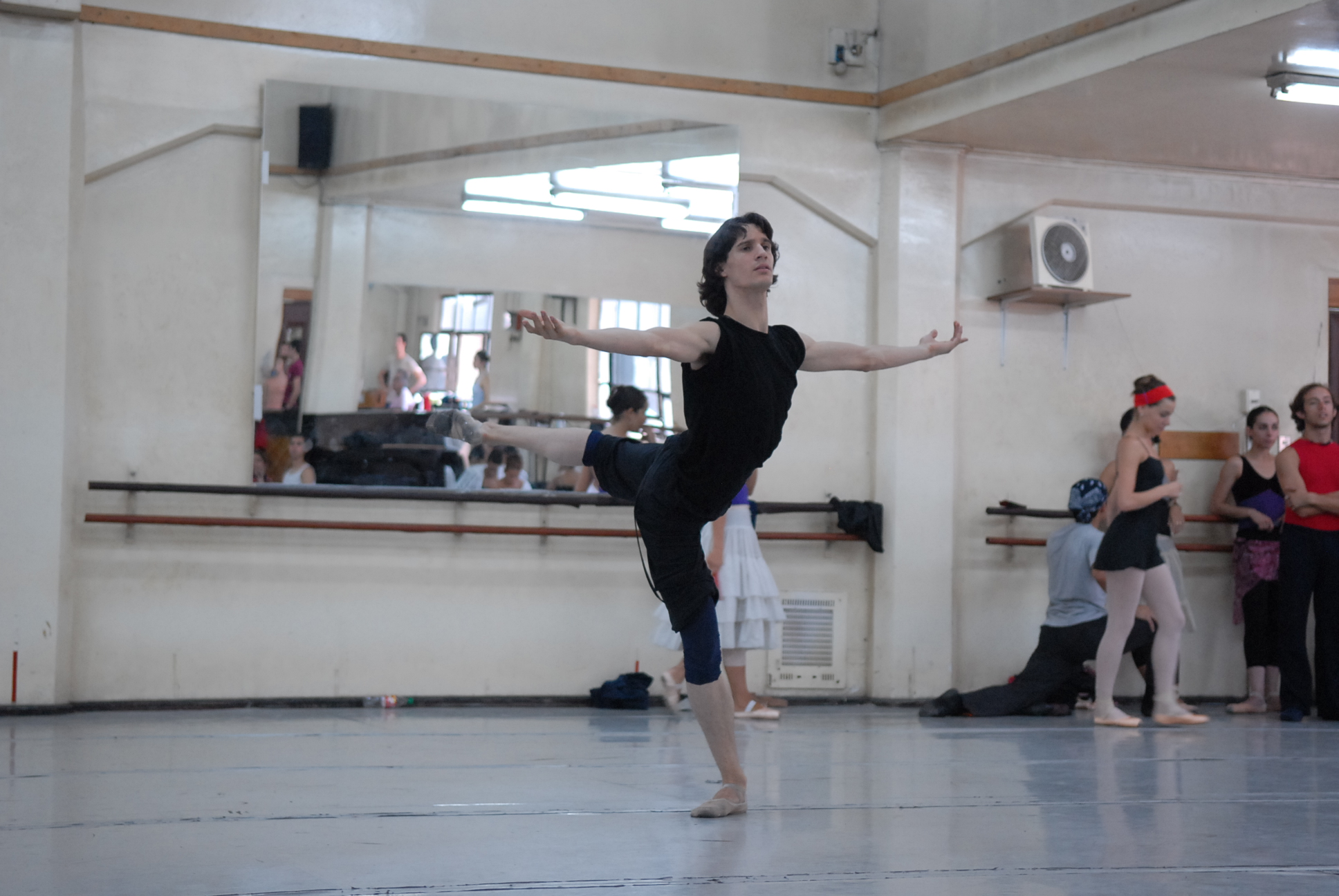 Bailarín haciendo pasos de Ballet dentro de una aula de una academia de Ballet The New Classic Ballet Escuela de Ballet de Alto Rendimiento en La Moraleja Alcobendas