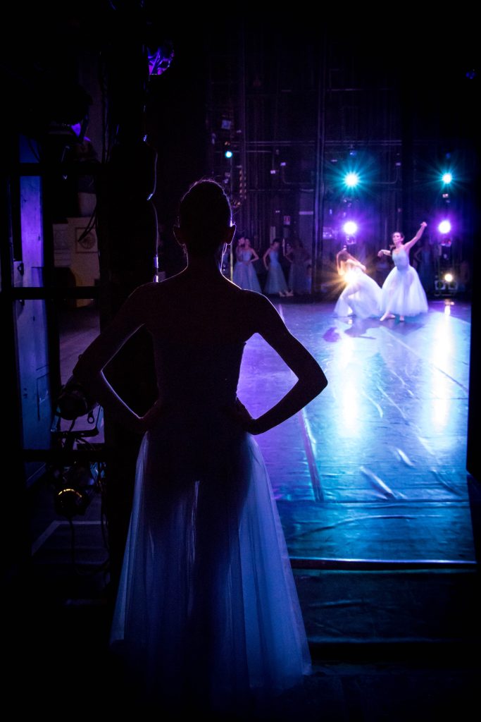 Joven bailarina esperando en el escenario para bailar ballet BalletTheNewClassic Clases de Ballet Intermedio Nivel 4 y 5 para adolescentes en La Moraleja Alcobendas