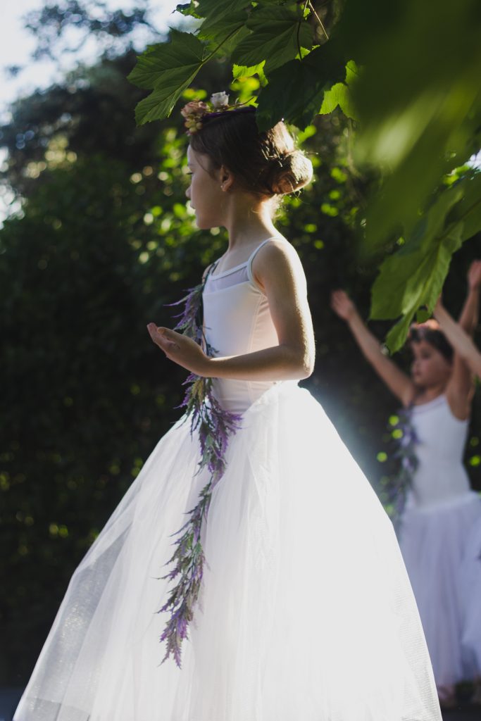 Niña Bailarina bailando con sus compañeras BalletTheNewClassic Clases de Ballet Elemental Nivel 1 2 y 3 para niños en La Moraleja Alcobendas