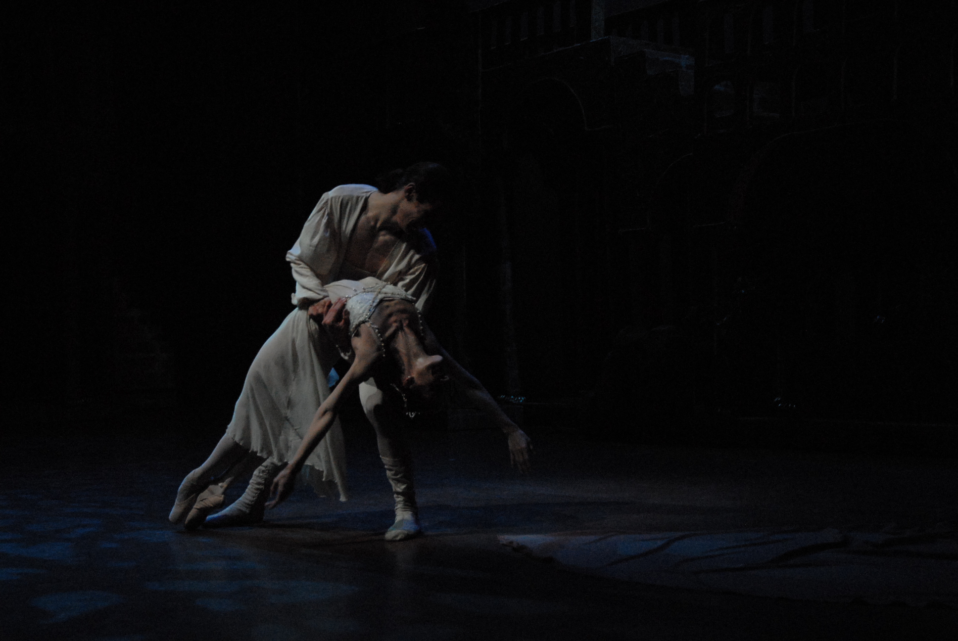 Bailarín y Bailarina haciendo pas de deux en escenario The New Classic Ballet Escuela de Ballet clásico de Alto Rendimiento en La Moraleja Alcobendas