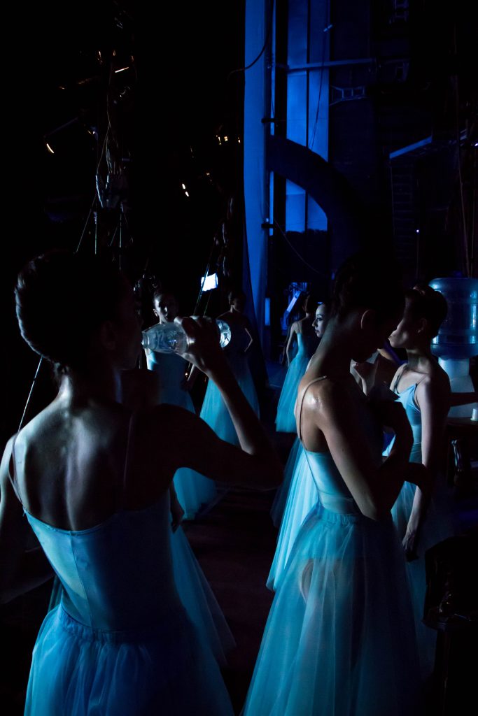 Bailarinas adolescentes preparándose para su debut en el escenario BalletTheNewClassic Clases de Ballet Pre profesional Nivel 6 y 7 para adolescentes en La Moraleja Alcobendas