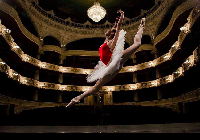 Primera Bailarina en el Ballet de Praga con tutú y vestido rojo. Ballet. The New Classic Escuela de Ballet de Alto Rendimiento en La Moraleja Alcobendas