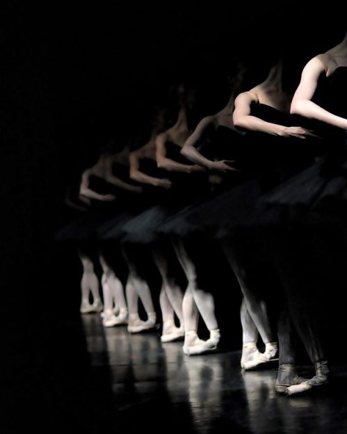 Bailarinas con tutús negros bailando en fila TheNewClassicBallet Clases de Ballet PBT Corrección de Postura para niños en La Moraleja Alcobendas