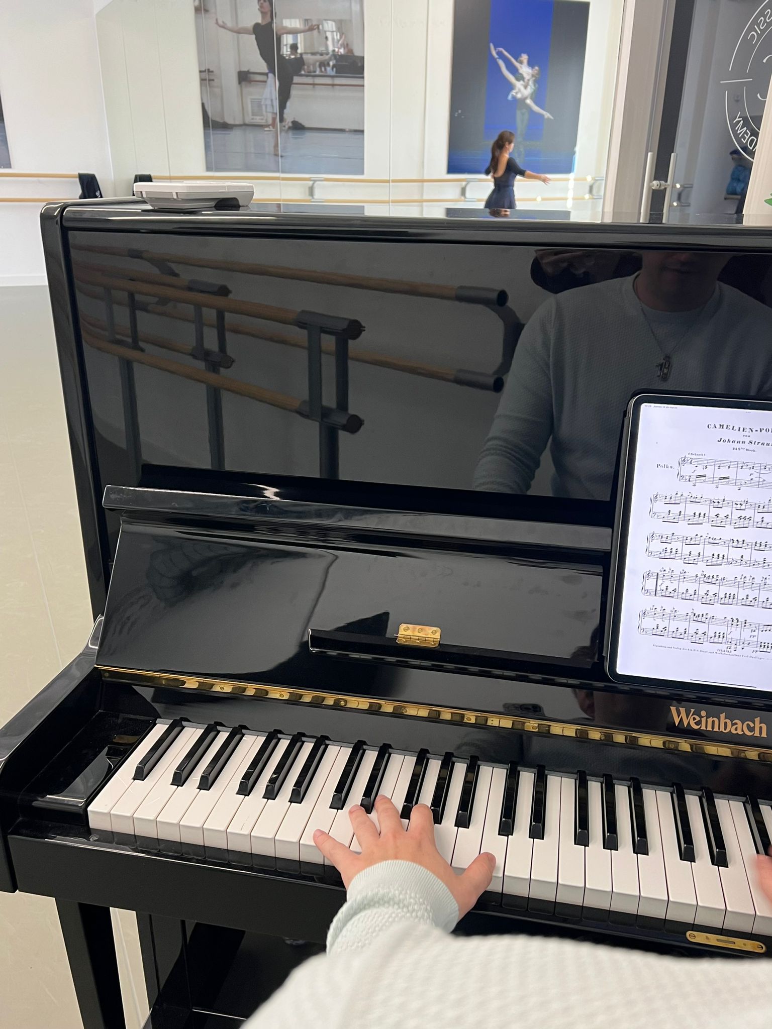 Piano en una aula de escuela de Ballet de Alto Rendimiento en La Moraleja Alcobendas. Consulta nuestros Días de Clases de Ballet con Piano en Directo.